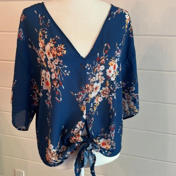 Floral Top Medium - Picture 3 of 16